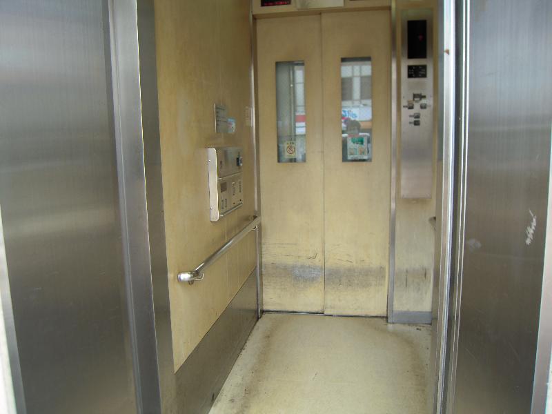 エレベーター内部（南口⇔2階改札外）