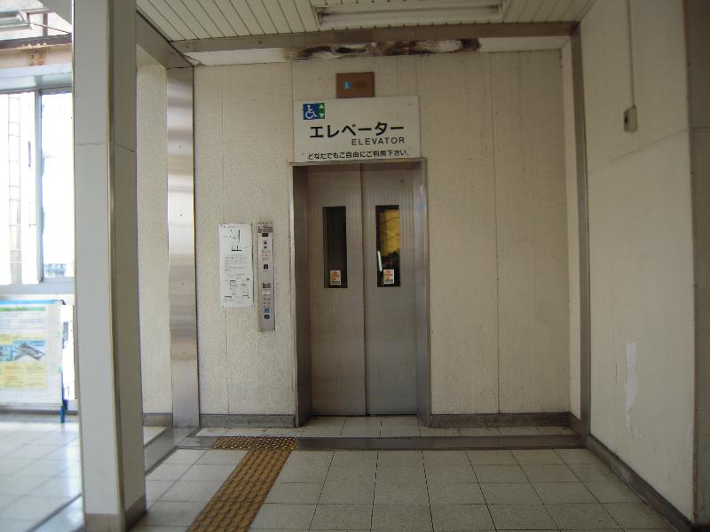 エレベーター入口（改札外⇔北口線路側）
