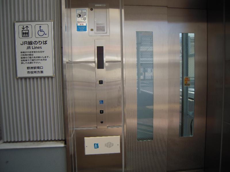 エレベーター内部（北口正面側⇔2階改札外）