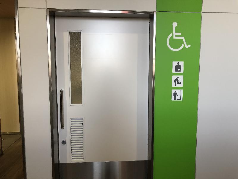 多機能トイレ入口（改札外）