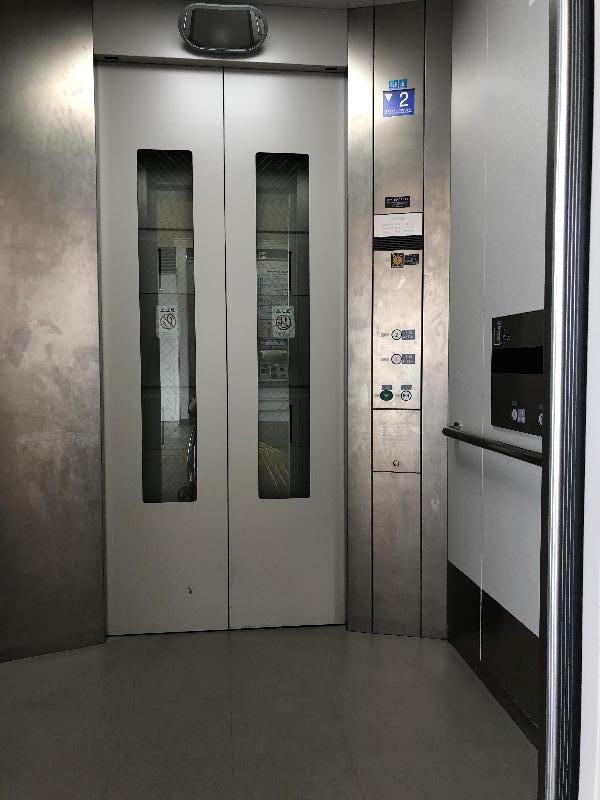 エレベーター内部（東口ロータリー⇔2階改札外)