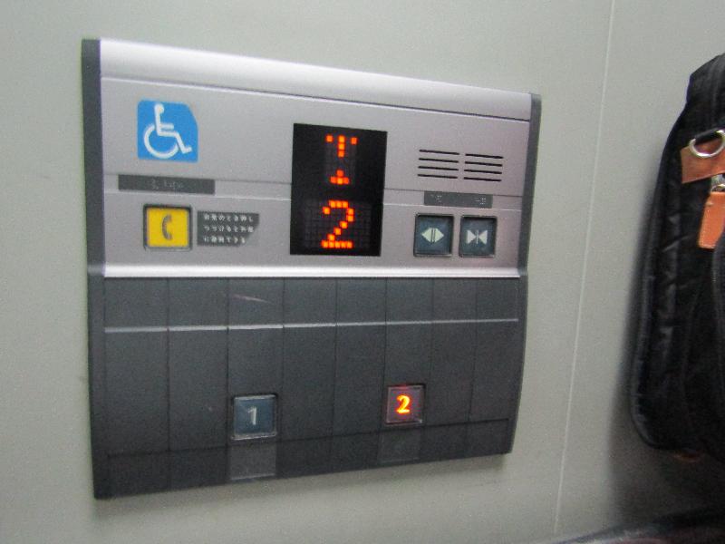 エレベーターボタン（東口）