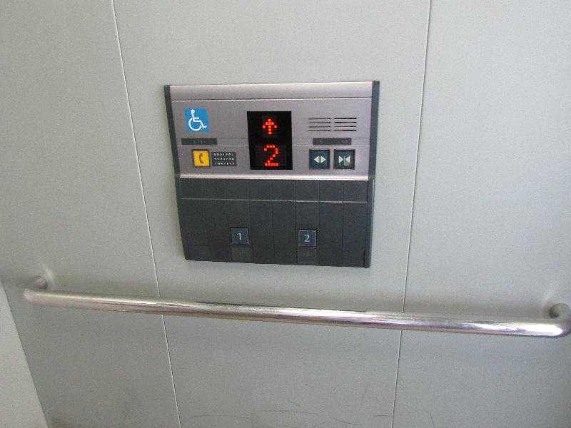 エレベータ―ボタン（西口）