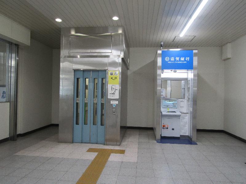 エレベーター入口（駅舎出入口⇔2階改札外）