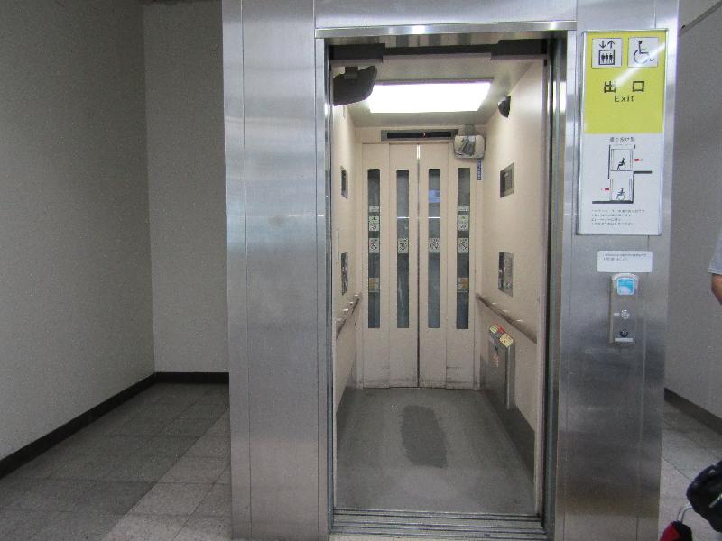 エレベーター内部（駅舎出入口⇔2階改札外）