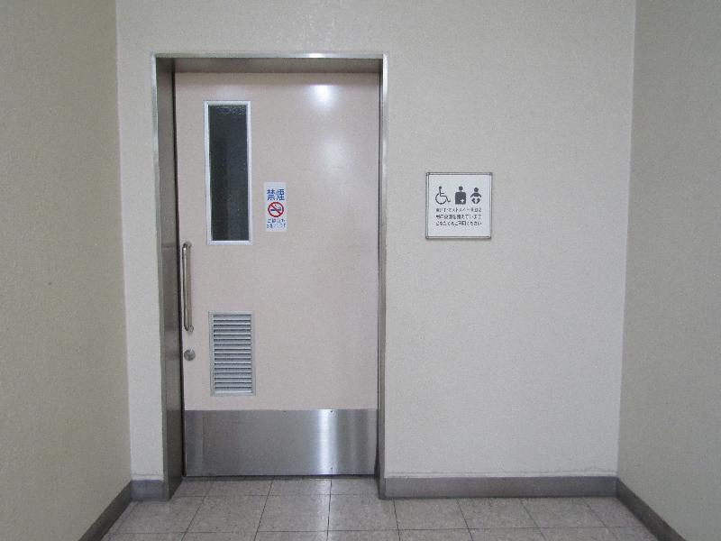 多機能トイレ入り口（改札内）