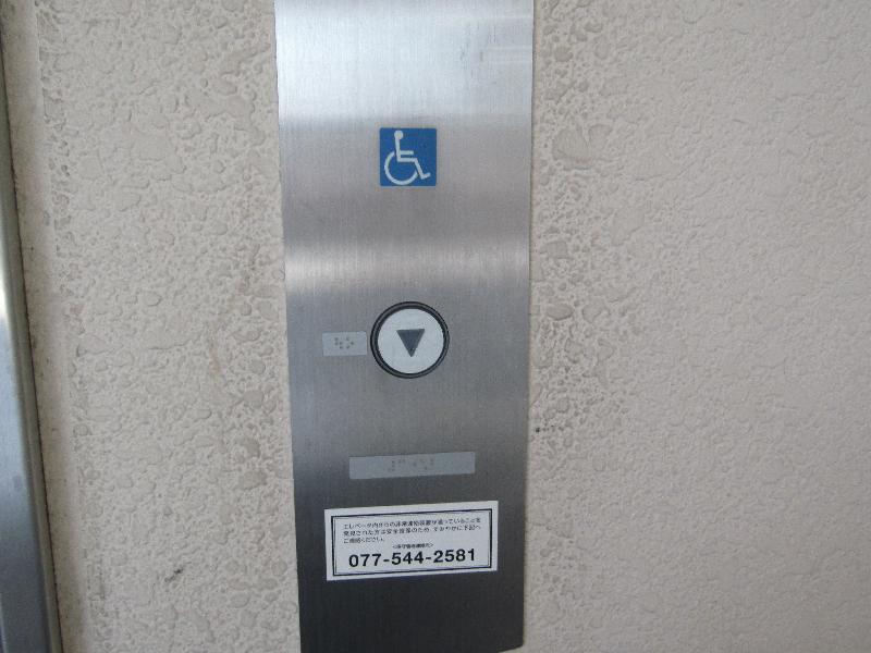 ボタン（エレベーター自由通路⇔近江鉄道）