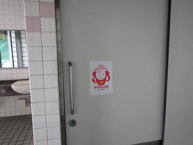 多機能トイレ入り口（東口ロータリー内））