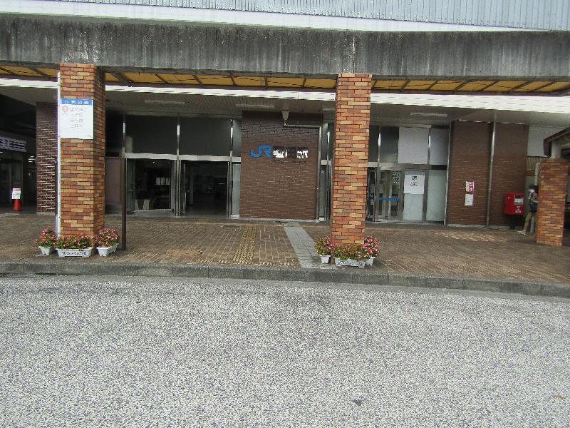 駅舎入口（東口側）