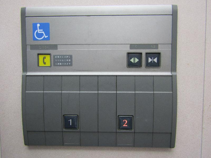 エレベーターボタン（西口）