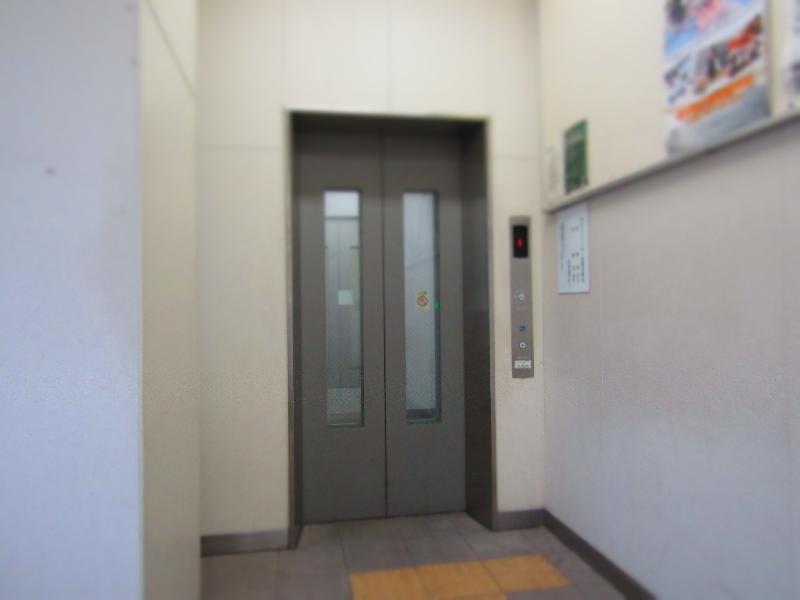 エレベーター（東口）