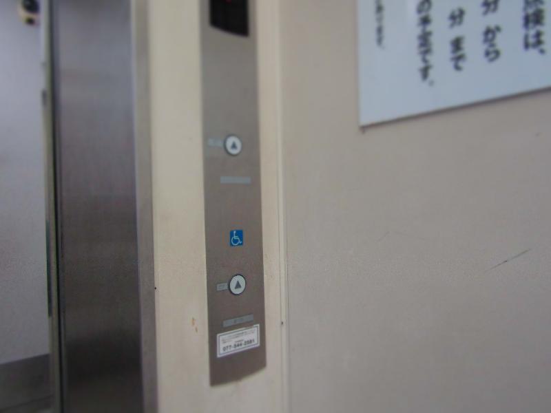 エレベーター呼び出しボタン（東口）