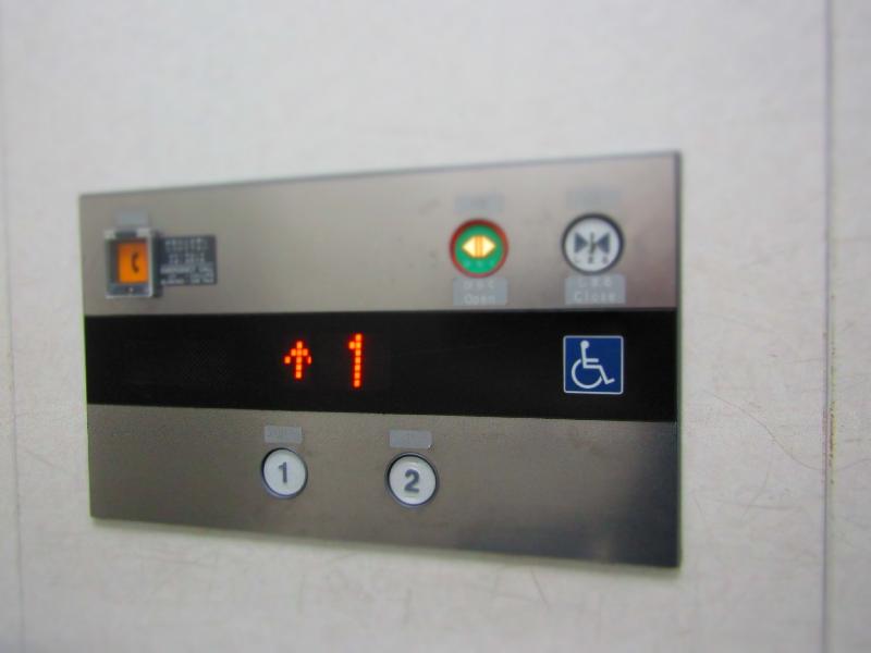 エレベーター内部ボタン（東口）