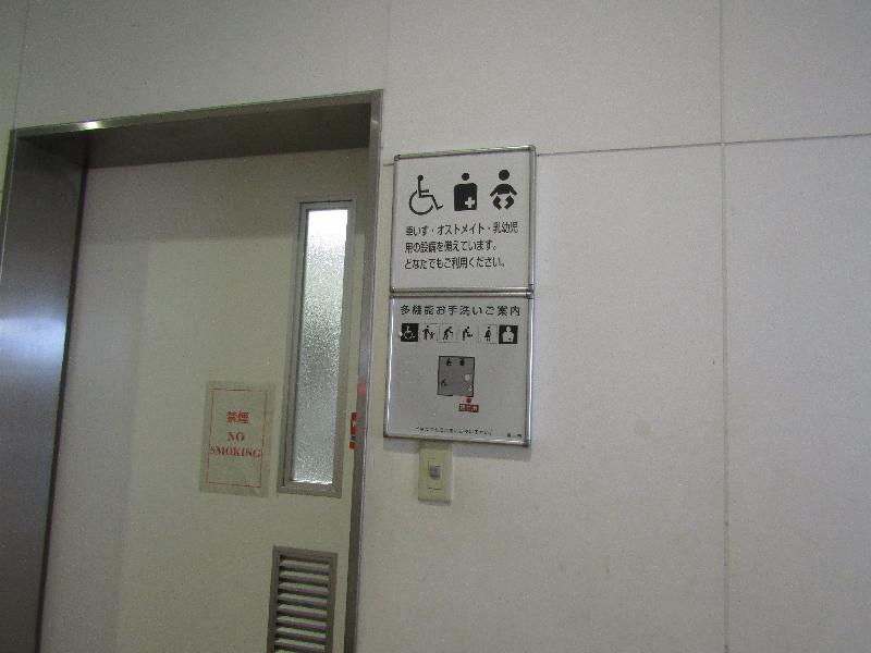 多機能トイレ入口（2階　改札外）