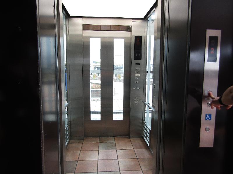 エレベーター内部（西口⇔2階改札外）