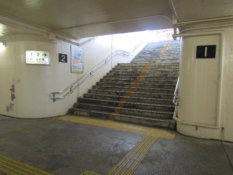 階段（地下道⇔ホーム）