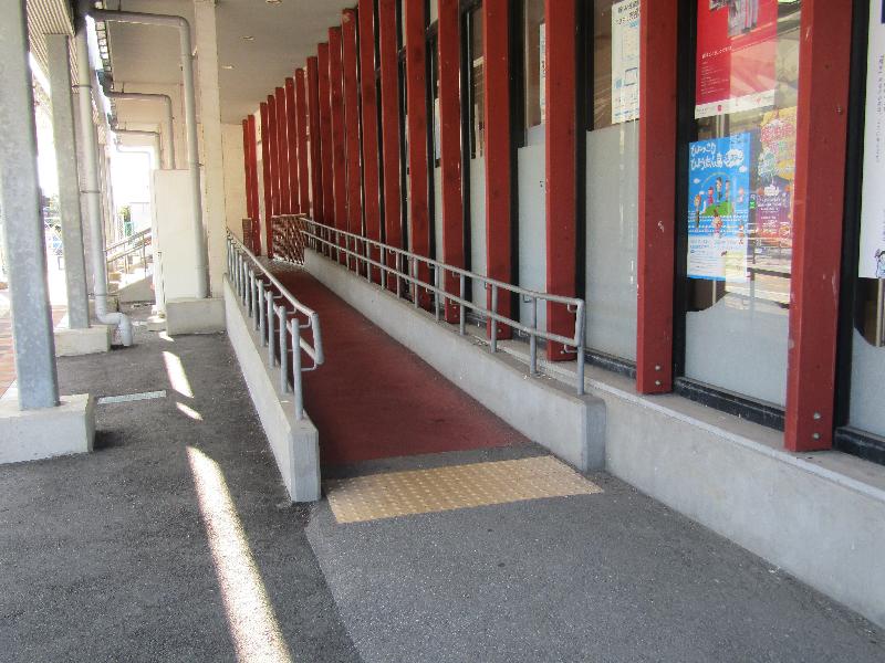 駅舎入口スロープ